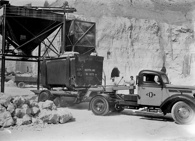 834134 Afbeelding van een vrachtauto van de N.S. met een autolaadkist voor het vervoer van kalk in een kalksteengroeve ...